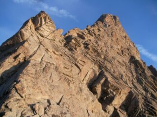 La svettante cresta sud di bel granito del Pic Nord de Cavales dalla base..