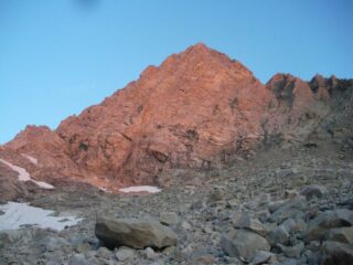 Il Pic Nord de Cavales riceve i primi raggi di sole...