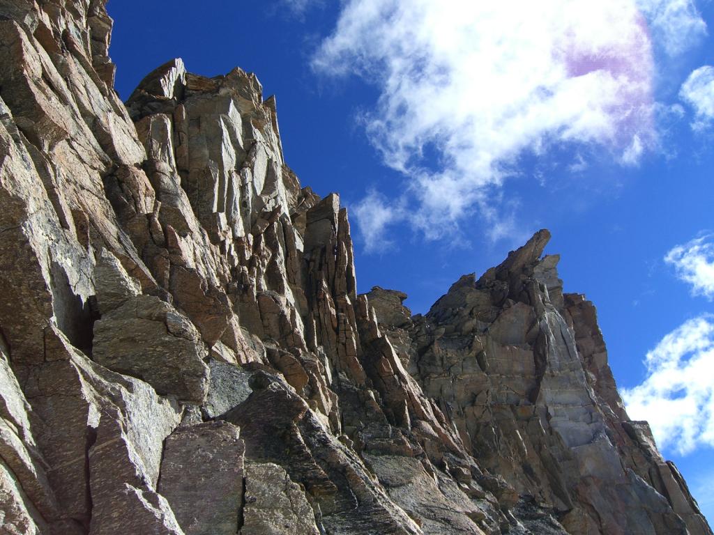 Ottima roccia lungo la cresta Sud, lato Cogne