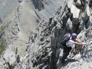 Andrea sulla scala con sotto il colle del Feuillas
