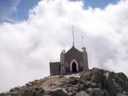 In vetta la chiesetta-bivacco Madonna degli Angeli