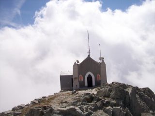 In vetta la chiesetta-bivacco Madonna degli Angeli