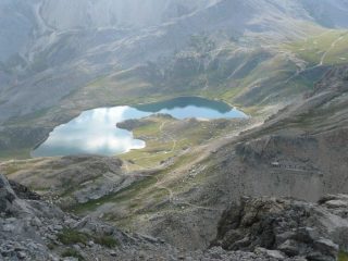 Lago e casermetta oltre il colle della Scaletta
