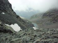 In discesa, il laghetto sullo sfondo
