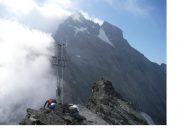 La croce di vetta,,che qui pare emetta fumo..con dietro il Monviso
