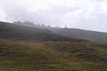 la grande croce bianca del monte Ricordone