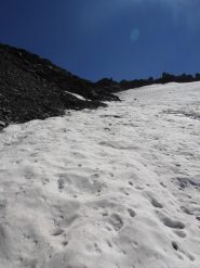 31 - uno sbarramento roccioso costringe a spostarsi sul ghiacciaio, facendo attenzione ai riscelletti superficiali