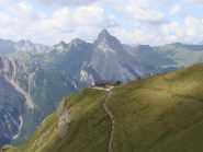 sul sentiero dopo il secondo rifugio