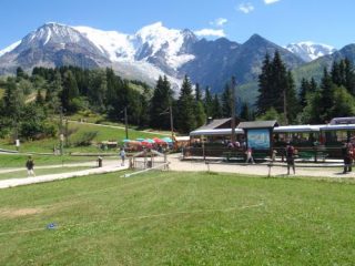 La stazione con le carrozze per il Rif. delle Aquile
