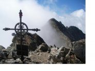 La croce della Nord..sullo sfondo la Sud..