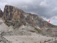 il sentiero visto dal rifugio, la freccia indica il punto dove vi è la scala