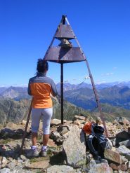 Sulla panoramica cima del Monte Combolo