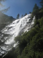 al rientro, nel tratto conclusivo, si può fiancheggiare la Cascata del Toce