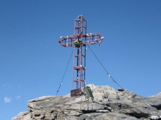 La croce posta sulla sommità della punta.