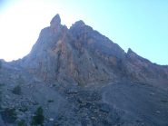 l'eperone attacca all'alberello visibile in basso a destra sulla parete