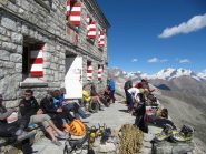 momenti di relax al rifugio prima della gita