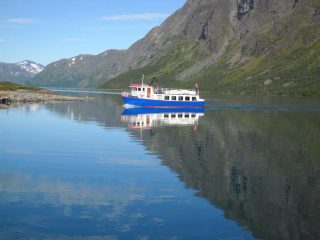 la barca sul lago Gjende