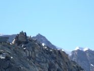 Verso la vetta, praticamente raggiunta. Sullo sfondo, il Gran Paradiso...