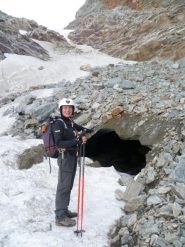 Come mai non l'abbiamo visto in salita?? Sullo sfondo, il bel canale di neve che agevola la salita 