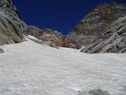 Inizio del canale nevoso, che permette un passaggio agevole tra le rocce