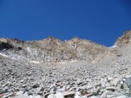 pendio che adduce al colle, ancora innevato in alto. Non è così brutta la pietraia, se si passa sui massi più grossi.