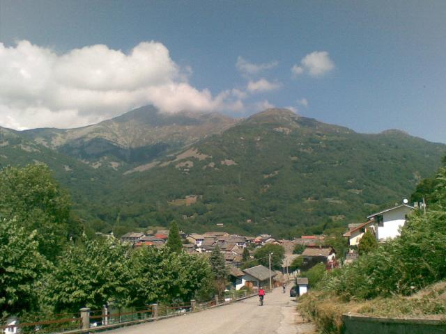 arrivando a Brosso con vista sul Gregorio e Cavallaria