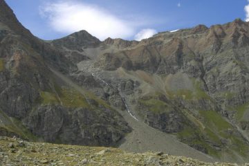 Canale di salita.: dove inizia l'acqua a sx nascosto c'e' il fronte del Ghiacciaio.In centro la cima dell'Entrelor, piu' scura, a dx piu' chiara l'anticima 