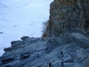 il tratto attrezzato con i canaponi che porta al colle di inizio della cresta