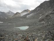 La conca in cui scendere, per poi risalire alla Britanniahutte (visibile in alto); giù in fondo, a sx del lago, abbiamo messo la tenda