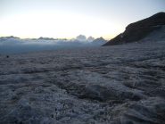 Il ghiacciaio grigio e nudo che conduce all'Adlerpass; all'alba, vista sul Weissmies