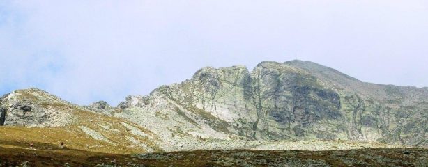 il severo tratto terminale della salita, visto dalle chine erbose sopra il forte