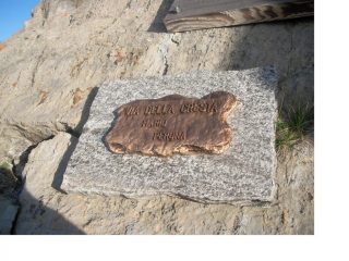 L'inizio della via ..indicato dalla targa ,,alla memoria di Perona