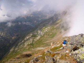 Ultime rocce per la cima con Lago Vannino e  Lago Sruer sullo sfondo