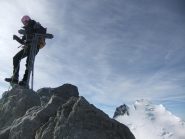 vetta del nadelhorn con il dom alle spalle