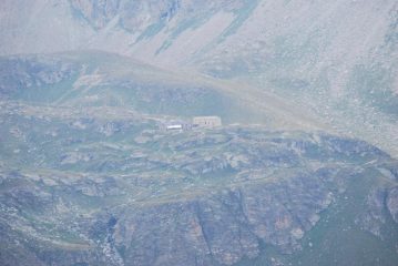 Oratorio e Rifugio di Cuney tele-visti dalla vetta