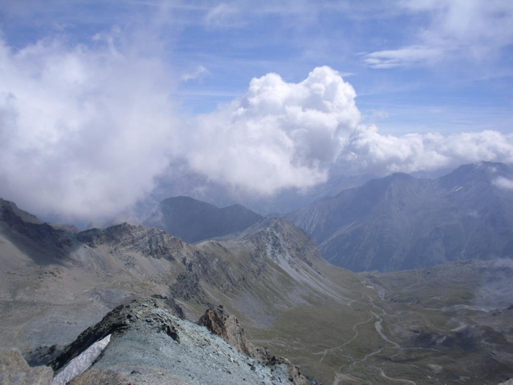 raggiunto il colle,vista sul vallone del rifugio Sella....
