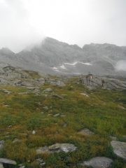 Il sentiero a mezza costa sotto i pendii del Pizzo del Ton