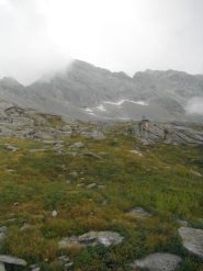Il sentiero a mezza costa sotto i pendii del Pizzo del Ton