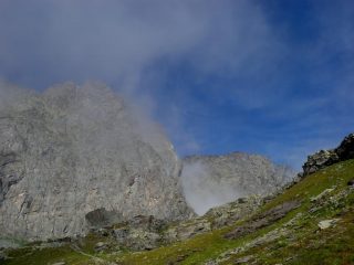 bel anfiteatro fra le nebbie..