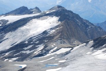 Dalla vetta: il Colle del Breuil, apparente facile via di accesso dalla Francia, ed il Miravidi.