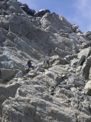 in discesa sulla lunga pietraia verso il lago....