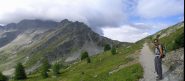 l'arrivo al colle della Croce,il Mont Colmet e la cresta da percorrere coperte da nuvole...