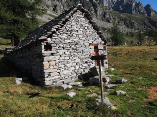 alpe Buscagna superiore, dove parte il sentiero per il bivacco