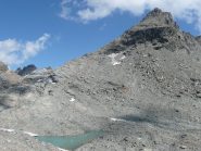 Da qui la montagna appare imprendibile e mette una certa soggezione ... anche se la foto appiattisce