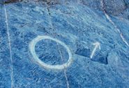 Il segno alla base della parete