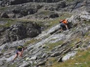 in salita su placche alternate a dossi erbosi ripidi...