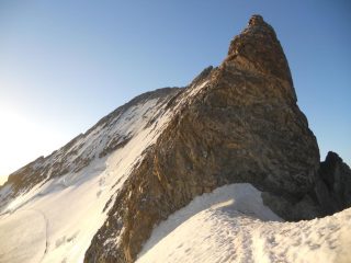 il tiro per salire sul Pic Lory: lo spigolo in basso a sinistra è più facile, ma non raggiungibile causa ghiaccione lucido... dunque, salita diretta