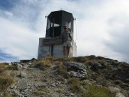 BENGIA in vetta a fianco del faro regalato dalla Marina agli Alpini