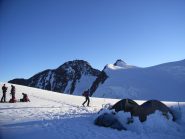 primi raggi sul colle del Lys, ignoti campeggiatori  e  sullo sfondo la Dufour