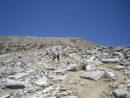 la traccia nell'ultima pietraia sotto la vetta....